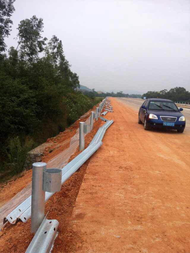 Installation of corrugated guardrail site